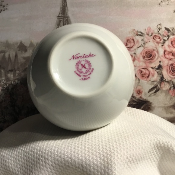 NORITAKE~Vintage Small Bud Vase~White Lily Of The Valley 11cm tall - Picture 3 of 7